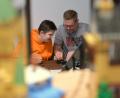 Bild: Malin Wunderlich/dpa
Erwachsene vergessen beim Lego-Bauen die Zeit.