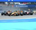 Bild: Lynne Sladky/AP/dpa
Lando Norris im McLaren lässt die Konkurrenz hinter sich.
