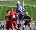 Bild: Gerhard Büttner
Hahnbachs Spielertrainer Bastian Freisinger (links) beobachte, wie Weidens Johannes Rodler aufs Tor köpft. Am Ende spielten beide Teams 1:1. Diese Unentschieden hilft den Hahnbachern mehr im Kampf um Platz zwei in der Bezirksliga Nord.