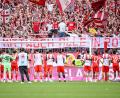 Bild: Harry Langer/dpa
Einschwören auf Paris Saint-Germain: Die Bayern-Profis vor der Fankurve.