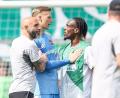 Bild: Daniel Löb/dpa
Emotionen nach dem Derby: Nürnbergs Torwart Jan Reichert und Fürths Torschütze Noel Futkeu im Disput.