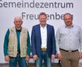 Bild: sche
Dritter Bürgermeister Christian Drexler (rechts) verabschiedet bei der letzten Gemeinderatsitzung Bürgermeister Alwin Märkl (Mitte) und den Zweiten Bürgermeister Franz Weiß (links).