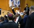 Bild: Itay Cohen/AP/dpa
Israels rechtsextremer Polizeiminister Itamar Ben-Gvir feiert im Parlament die Verabschiedung des umstrittenen Gesetzes zur Einführung der Todesstrafe für Terroristen. (Archivbild)