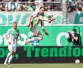 Bild: Daniel Löb/dpa
Voller Einsatz im Derby: Fürths Felix Klaus nimmt den Ball artistisch in der Luft an.