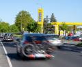 Bild: Pia Bayer/dpa
Preisunterschiede je nach Tankstelle sind laut Kartellamt momentan sehr stark (Archivbild)