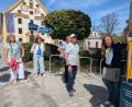 Bild: Paul Zrenner
Teilnehmende der Führung "Ora et Labora" zum Erlebnistag "Heimat.Bayern erleben" am Sonntag mit Klosterlandschaftsführerin Michaela Müller (rechts) bei der Info-Stele am Basilikaplatz in Waldsassen.
