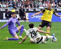 Bild: Federico Gambarini/dpa
BVB-Torwart Gregor Kobel (l) und Waldemat Anton (r) im Duell mit Gladbachs Joe Scally.