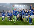 Bild: Bernd Thissen/dpa
Die Mannschaft von Schalke 04 feierte den Aufstieg auf dem Platz.