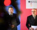 Bild: Bernd von Jutrczenka/dpa
IIB-Vorsitzender Christ (r.): Deutschland muss mehr für seine wirtschaftliche Resilienz tun. (Archivbild)