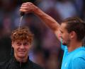 Bild: Manu Fernandez/AP/dpa
Zverev begießt Sinner mit Champagner.