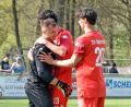 Bild: Gebert
Der TSV Waldershof besiegte den BSC Saas-Bayreuth nach einem 0:2-Pausenrückstand mit 3:2. Hier freuen sich (von links) Torwart Raphael Kuchenreuther, Mickael Gehlert und Jakob Kraupner nach dem Schlusspfiff.