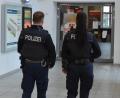 Symbolbild: Bundespolizei
Bundespolizisten kontrollieren am Hauptbahnhof Regensburg einen 18-jährigen Mann und stellen Drogenkonsum fest.