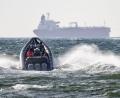 Bild: Johan Nilsson/TT News Agency via AP/dpa
Schon mehrfach in diesem Jahr hat Schweden verdächtige Schiffe gestoppt. Das Bild zeigt einen früheren Vorfall. (Archivbild)