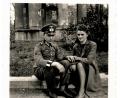 Bild: mzi/Archiv Familie Schmidt
Georg Schmidt in seiner Gefreiten-Uniform mit seiner Anni. Die beiden hofften auf ein baldiges Ende und eine gemeinsame Zukunft.