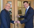 Bild: jr
Die Schlüssel für das Konnersreuther Rathaus hat seit 1. Mai der neue Bürgermeister Andreas Malzer (rechts). Max Bindl gab nach 18 Jahren sein Amt ab.
