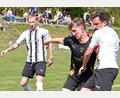 Bild: Gebert
Der FC Tirschenreuth gewann beim VfB Arzberg mit 2:0. Nico Stark (Mitte), der es hier mit zwei Gegenspielern zu tun hat, erzielte beide Treffer.