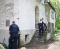Bild: Stein/swd-medien/dpa
Einsatzkräfte der Polizei ermitteln bei einem leerstehenden Gebäude. Polizisten suchen im Allgäu nach einem Jugendlichen - und finden eine Leiche. Die Beamten vermuten eine tödliche Gewalttat.