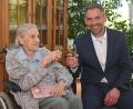 Bild: Gerhard Franz
Der neue Oberbürgermeister Michael Fritz gratulierte an seinem zweiten Amtstag Agnes Grill persönlich zum 90. Geburtstag.