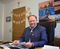 Bild: szl
"Herzlich Willkommen": Mit Schriftzug und Luftballons wurde der neue Landrat Hubert Schicker in seinem Büro empfangen.