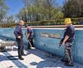 Bild: Lowak
Das Team um Bademeister Horst Lindner (links) muss in diesem Jahr im Freibad Windischeschenbach besonders viele Fliesen austauschen.