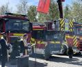 Bild: Susanne Schwab
Stadtpfarrer Thomas Helm (rechts) und Pfarrer Dr. David Scherf, selbst Mitglied der Feuerwehr, weihten die drei neuen Fahrzeuge und den Abrollbehälter, die damit auch offiziell in den Dienst der Feuerwehr Amberg gestellt wurden.