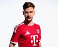 Bild: FC Bayern München AG/dpa
Bayern-Profi Joshua Kimmich zeigt das neue Bayern-Trikot für die kommende Saison.