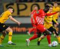 Bild: Robert Michael/dpa
Raphael Assibey-Mensah (M) spielte selbst ein Jahr in Zwickau. (Archivbild)