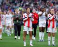 Bild: Joan Monfort/AP/dpa
Raus mit Applaus: die Bayern-Frauen mit Momoko Tanikawa (Vordergrund) in Barcelona.
