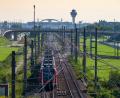Bild: Peter Kneffel/dpa
Der Münchner Flughafen (im Hintergrund) wird für mehrere Tage nicht mit der S-Bahn erreichbar sein. (Archivbild)