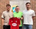 Bild: A. Schwarzmeier
Florian Krapf (rechts) und Felix Eichinger (links) wechseln von der SpVgg Schirmitz zur SpVgg Vohenstrauß. Sportlicher Leiter Stefan Linz (Mitte) freut sich.
