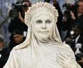 Bild: Evan Agostini/Invision/AP/dpa
Model Heidi Klum erschien verkleidet als Statue zur Met-Gala.