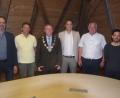Bild: fz
Reinhard Sollfrank (Zweiter von links) nun hauptamtlicher Bürgermeister des Marktes Parkstein vereidigte Alexander Mückl, Markus Schraml (von links) sowie Christian Pfaffinger, Mario Piller und Markus Scheidler-Diertl (von rechts) als neue Marktgemeinderäte.