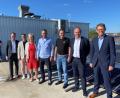 Bild: ass
Die neue Photovoltaikanlage auf dem Dach der Amberger Spedition Wagner/Sport Signage ist ein Teil der nachhaltigen Firmenstrategie. Im Bild von links: Florian Rauch (VR-Bank), Jörg Kaduk (Bürgermeister Königstein), Michael Fritz (künftiger Oberbürgermeister Amberg), Siegfried Schröpf (Grammer Solar), Bernd Wagner und Andreas Reindl (VR-Bank).