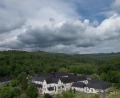 Bild: Boris Roessler/dpa
Dunkle Wolken können heute Gewitter und Starkregen bringen.