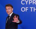 Bild: Yves Herman/Reuters Pool via AP/dpa
Schmetterte am Rande eines Gipfeltreffens ein Chanson: Frankreichs Präsident Emmanuel Macron. (Archivbild)