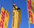 Bild: Wolf von Dewitz/dpa
Eine Deutsche-Post-Fahne an der Konzernzentrale, umrahmt von DHL-Fahnen.