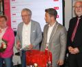 Bild: wro
Toni Dutz (Zweiter von links neben seiner Gattin Evi) nimmt Abschied vom Rathaus in Wiesau. Nachfolger wurde Sohn Michael (Zweiter von rechts), der künftig mit Geschäftsleiter Thomas Weiß (rechts) zusammenarbeiten wird.