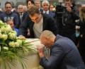 Bild: Claudio Furlan/LaPresse via ZUMA Press/dpa
Sohn Niccolò (links) und ein Freund Zanardis nahmen Abschied am Sarg.