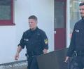 Bild: -/Bayerisches Landeskriminalamt/dpa
Bayerische Ermittler durchsuchten das weitläufige Grundstück am Dienstagmorgen.