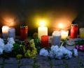 Bild: Hendrik Schmidt/dpa
Am Tatort haben Menschen mit Blumen und Kerzen ihr Mitgefühl ausgedrückt.