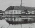 Bild: Archiv Sepp Strobl
Die „Alte Fabrik“ wurde 1826 am „oeden Gemeindeplatz vorm oberen Thore auf dem Punkte, wo sich die nach Amberg ziehende Vicinalstraße von der Prager Hauptstraße trennt, bei dem (...) Mutter-Anna-Brückl rechts gelegen.“ Heute: Ecke Amberg- und Nürnberger Straße.