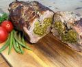 Bild: Michael Schiffer
Der Kalbsrollbraten ist gefüllt mit einer Mischung aus Toastbrot, Haselnüssen, Bärlauch, Kräutern und Senf.