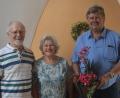 Bild: fz
Gerhard und Rosemarie Köhler sind seit 65 Jahren verheiratet. Bürgermeister Martin Schregelmann gratuliert zur Eisernen Hochzeit. (von links).