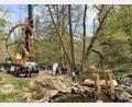 Bild: Gabi Schönberger
Das historische Wasserschöpfrad ist wieder an seinem angestammten Platz im Waldnaabtal. Von einem Lastwagen aus schwebte die rund zweieinhalb Tonnen schwere Konstruktion aus Eichenholz mit einem Durchmesser von fünf Metern durch die Luft. Sicher befestigt an einem Kran, den Zimmerermeister Antonio Schatzberger (am Lastwagen, rechts) bediente. Sein Vater Anton Schatzberger (links daneben) ist ebenfalls Zimmerermeister und packte mit an.