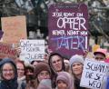 Archivbild: Marcus Brandt/dpa
Tausende Menschen, vor allem Frauen, sind in den vergangenen Wochen in Deutschland auf die Straße gegangen, um gegen sexualisierte Gewalt zu demonstrieren. Ausgelöst hat die Demonstrationen der aufsehenerregende Fall Fernandes / Ulmen, doch es ist kein Einzelfall, wie auch Beispiele aus der Oberpfalz zeigen.