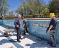 Bild: Lowak
Das Team um Bademeister Horst Lindner (links) muss in diesem Jahr im Freibad Windischeschenbach besonders viele Fliesen austauschen.