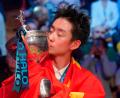Bild: Ian Hodgson/AP/dpa
Mit China-Flagge und Pokal: Weltmeister Wu Yize.