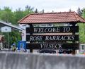 Bild: Armin Weigel/dpa
„Welcome to Rose Barracks Vilseck“, steht am Eingang zum US-Standort in der Oberpfalz. Das US-Verteidigungsministerium hatte angekündigt, rund 5.000 der etwa 39.000 in Deutschland stationierten US-Soldaten abzuziehen.
