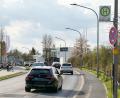 Bild: Petra Hartl
Die Fuggerstraße in Amberg. Auf der rechten Fahrbahnseite stadtauswärts existiert nur ein schmaler Fußweg mit einem provisorischen Bushalt. Das soll sich jetzt ändern.