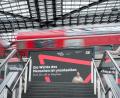 Bild: Kay Nietfeld/dpa
Neben Sicherheitsmaßnahmen sollen Plakate in Bahnhöfen und Bahnen für weniger Gewalt sorgen.